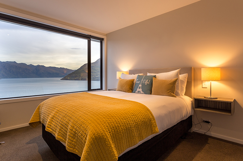 Villa Fifteen Spacious Bedroom with Lake Views | Queenstown, Otago