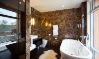 Villa Kumanu Bathroom with Bathtub | Arrowtown, Otago