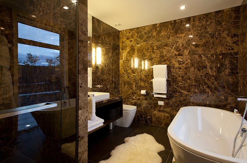 Villa Kumanu Master Bathroom | Arrowtown, Otago