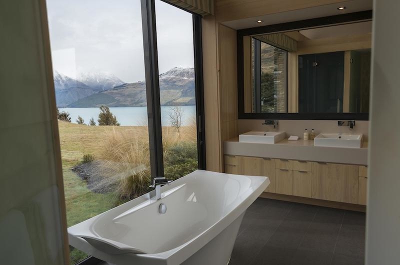 Wyuna House Bathtub with Lake Views | Glenorchy, Otago