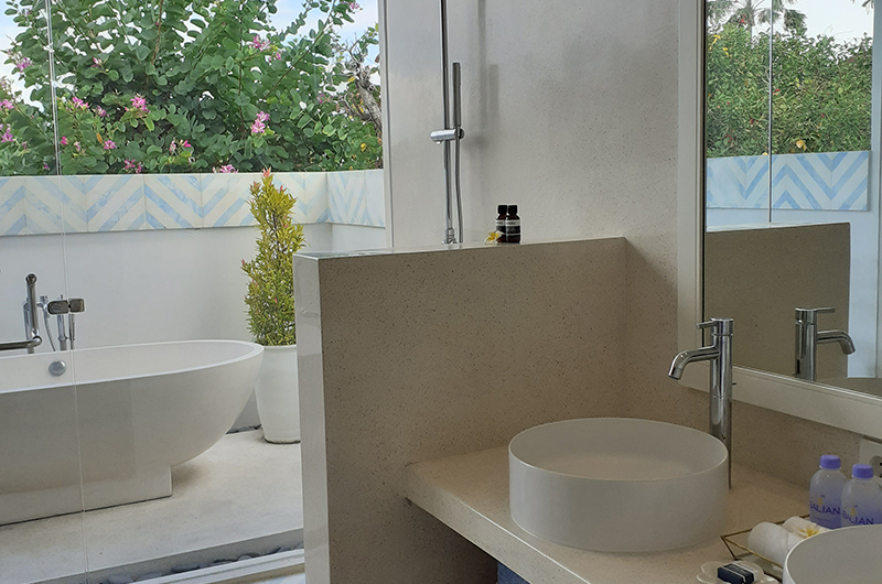 Villa Capil Open Plan Bathroom | Batubelig, Bali