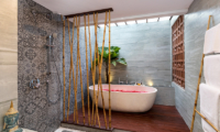 Villa Elite Tara Bathtub with Rose Petals | Canggu, Bali