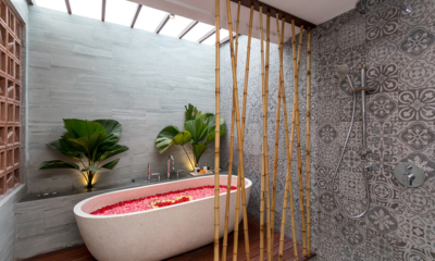 Villa Elite Tara En-Suite Bathroom with Bathtub and Shower | Canggu, Bali