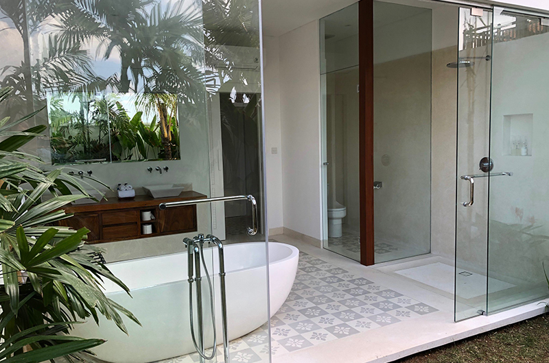 Villa Marang Indoor Bathtub | Canggu, Bali