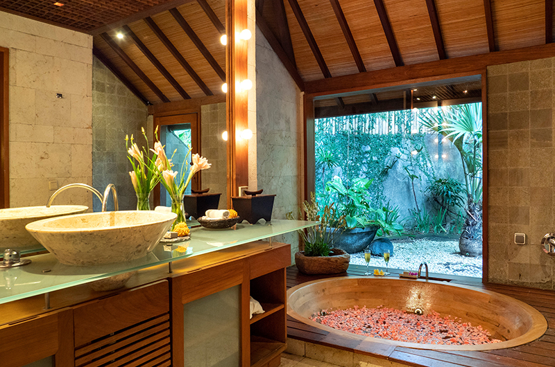 Villa Sin Sin Three Sunken Bathtub | Umalas, Bali
