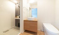 Black Crane Chalet Bathroom with Shower | Hakuba, Nagano