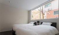 White Fox Chalet Twin Bedroom with Lamp | Hakuba, Nagano