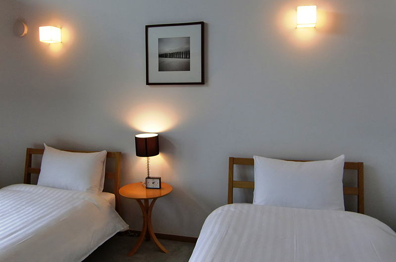 Creekside Twin Bedroom with Lamps | Annupuri, Niseko