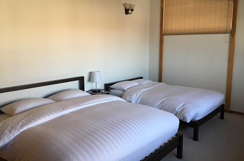 Shirakaba Twin Bedroom with Lamps | Annupuri, Niseko