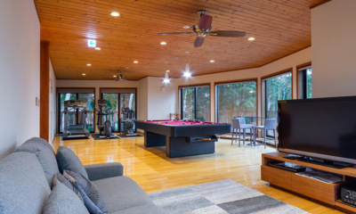 Starchase Lounge Room with TV and Billiard Table | Annupuri, Niseko