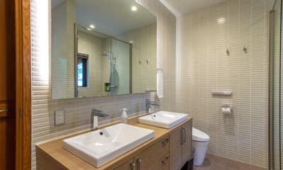 Starchase His and Hers Bathroom with Mirror | Annupuri, Niseko