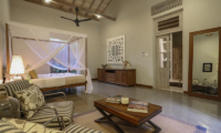 Cantaloupe House Spacious Bedroom with Four Poster Bed | Ahangama, Sri Lanka