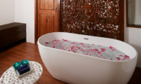 Flow Bathtub with Rose Petals | Colombo, Sri Lanka
