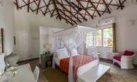 Kurumba House Spacious Bedroom with Four Poster Bed | Tangalle, Sri Lanka