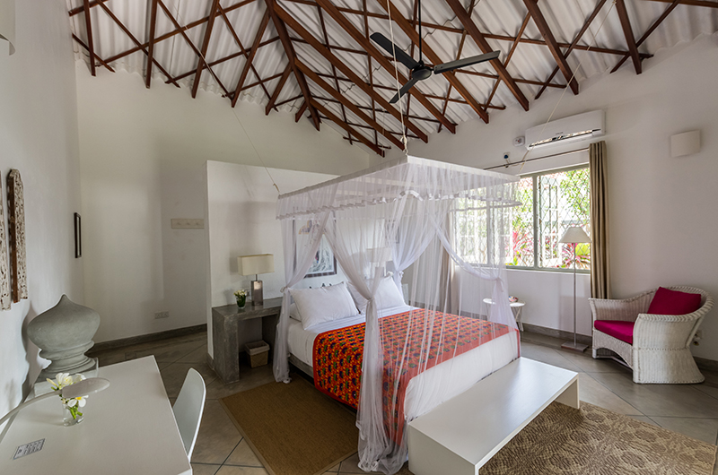 Kurumba House Spacious Bedroom with Four Poster Bed | Tangalle, Sri Lanka