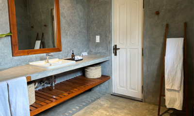 On The Rocks Master Bathroom with Mirror | Unawatuna, Sri Lanka