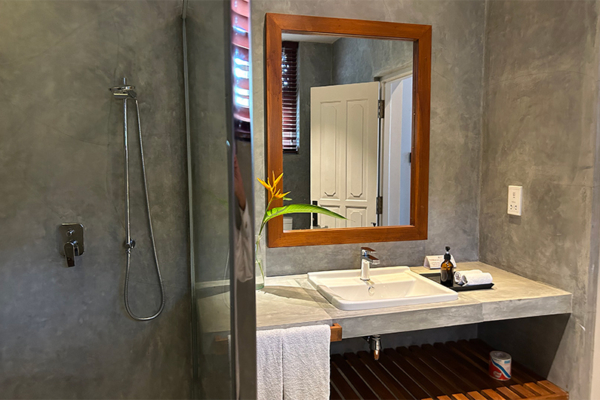 On The Rocks Bathroom | Unawatuna, Sri Lanka