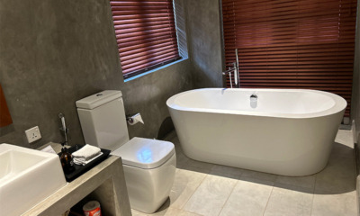 On The Rocks Bathroom with Bathtub | Unawatuna, Sri Lanka