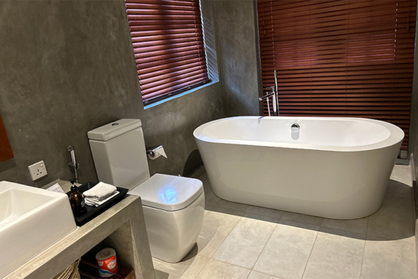 On The Rocks Bathroom with Bathtub | Unawatuna, Sri Lanka