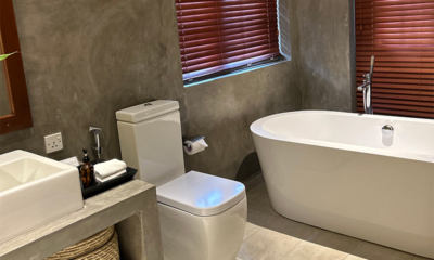 On The Rocks Sixth Bathroom with Bathtub | Unawatuna, Sri Lanka