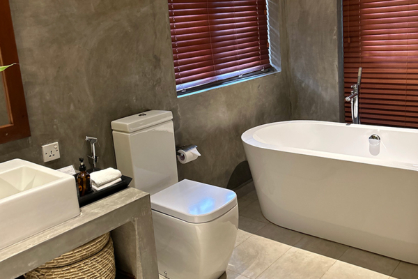 On The Rocks Sixth Bathroom with Bathtub | Unawatuna, Sri Lanka