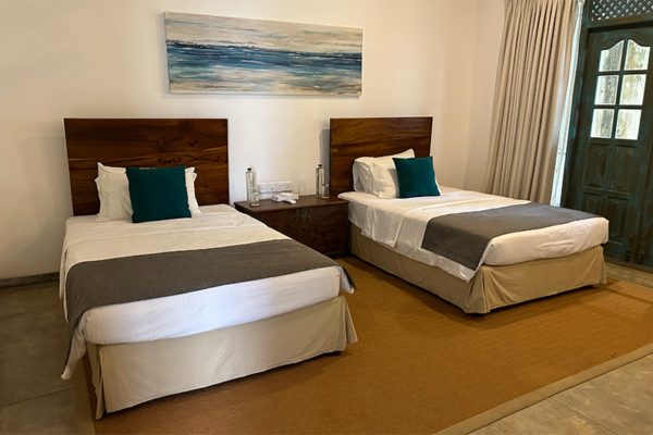 On The Rocks Seventh Bedroom with Twin Beds | Unawatuna, Sri Lanka