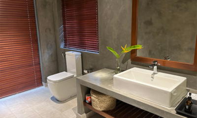 On The Rocks Seventh Bathroom with Mirror | Unawatuna, Sri Lanka