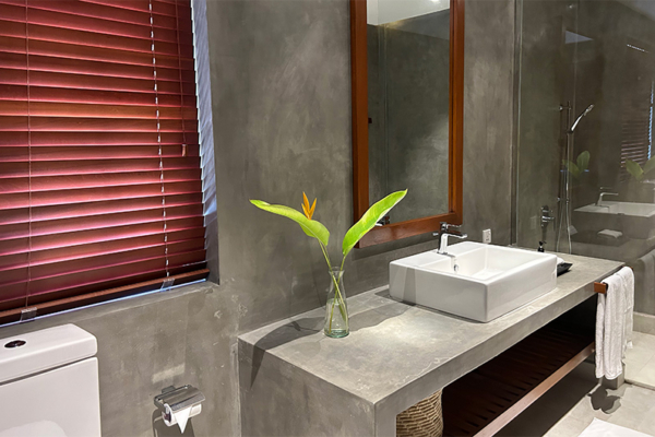 On The Rocks Fifth Bathroom with Mirror | Unawatuna, Sri Lanka