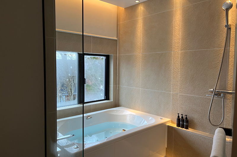 Nivia Bathroom with Bathtub and Shower | Hakuba, Nagano