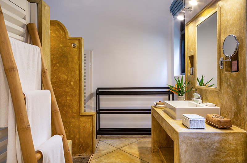 Why House Bathroom with Mirror | Talpe, Sri Lanka