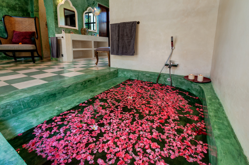 Villa Miyu Bathtub with Rose Petals | Umalas, Bali