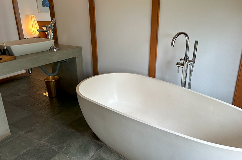 Ubuntu Beach Villas Bathroom Seven with Bathtub | Mirissa, Sri Lanka