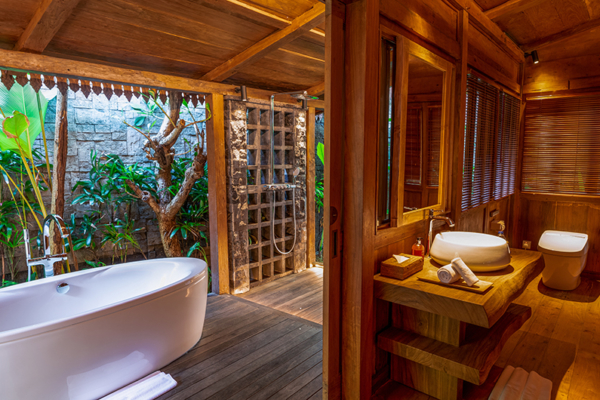 Villa Kapungkur Bathroom with Bathtub with Wooden Floor | Canggu, Bali