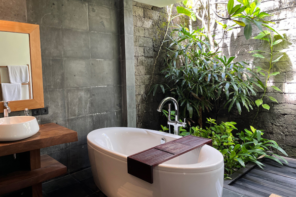 Villa Kapungkur En-Suite Bathroom with Bathtub | Canggu, Bali