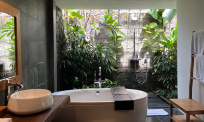 Villa Kapungkur En-Suite Bathroom with Bathtub and Shower | Canggu, Bali