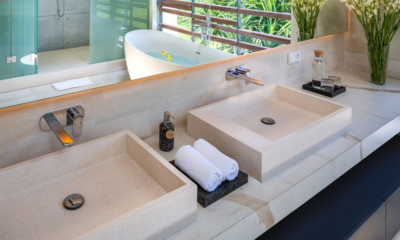 Villa Babadan His and Hers Bathroom with Bathtub | Canggu, Bali