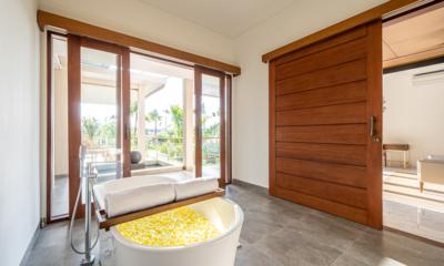 Villa Reillo Master Bathroom with Bathtub | Canggu, Bali