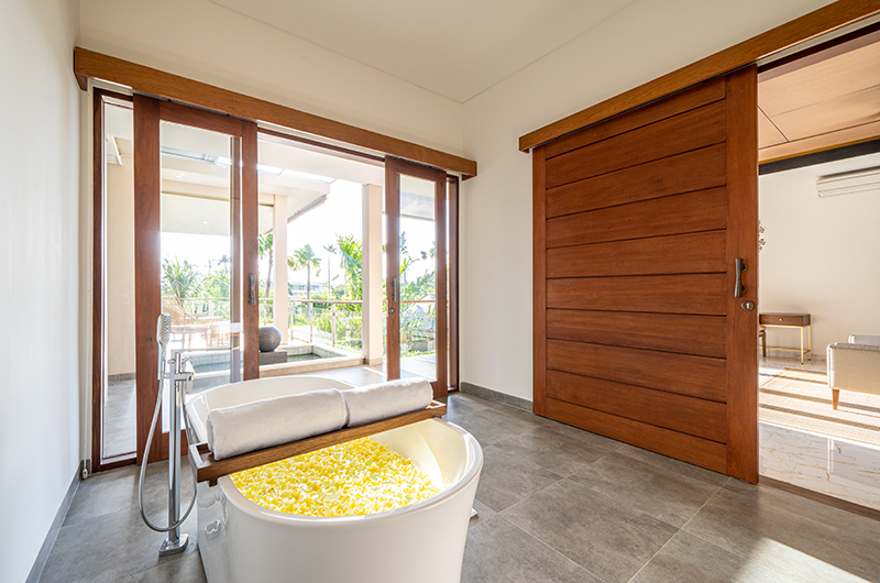 Villa Reillo Master Bathroom with Bathtub | Canggu, Bali