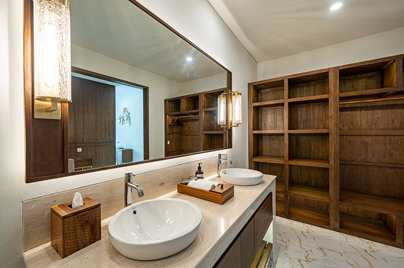 Villa Reillo His and Hers Bathroom with Mirror | Canggu, Bali