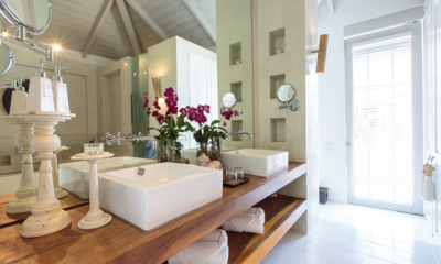 Mia Beach En-Suite His and Hers Bathroom with Mirror | Chaweng, Koh Samui