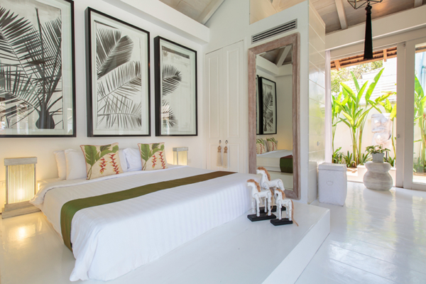 Mia Beach Bedroom with Paintings and Mirror | Chaweng, Koh Samui