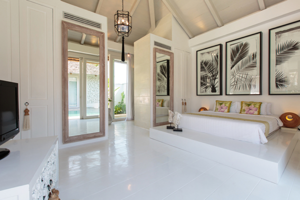 Mia Beach Spacious Bedroom with Paintings and TV | Chaweng, Koh Samui