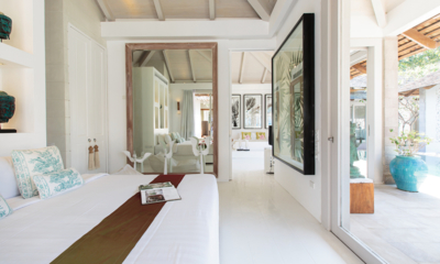 Mia Beach Spacious Bedroom with Painting and Mirror | Chaweng, Koh Samui