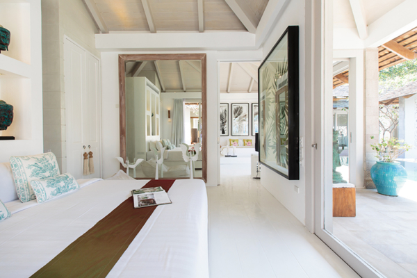 Mia Beach Spacious Bedroom with Painting and Mirror | Chaweng, Koh Samui