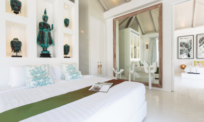 Mia Beach Spacious Bedroom with Show Pieces and Mirror | Chaweng, Koh Samui