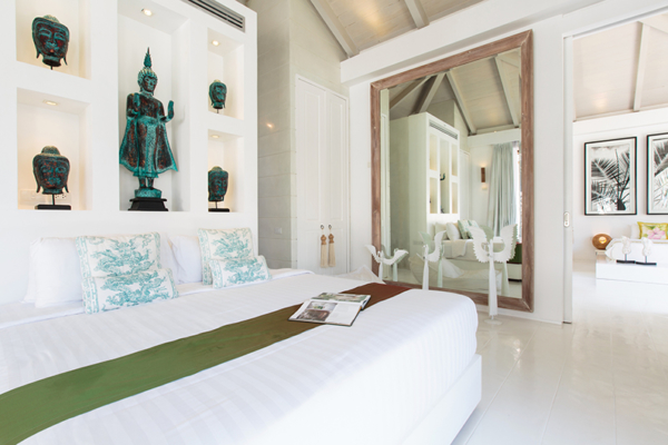 Mia Beach Spacious Bedroom with Show Pieces and Mirror | Chaweng, Koh Samui