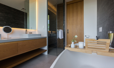 Villa Amylia Bathroom with Bathtub and Mirror | Chaweng, Koh Samui