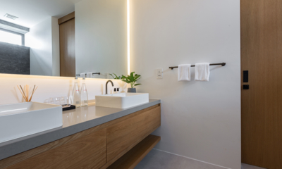 Villa Amylia Bathroom with Mirror and Lights | Chaweng, Koh Samui
