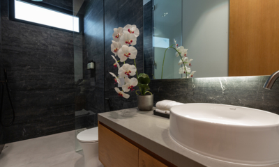Villa Amylia Bathroom with Flowers | Chaweng, Koh Samui