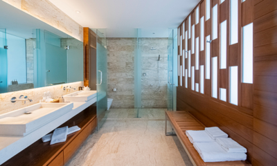 Maya Anda Villa En-Suite His and Hers Bathroom with Shower | Surin, Phuket